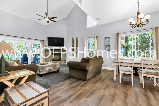 Building Photo - 712 Cypress Dr