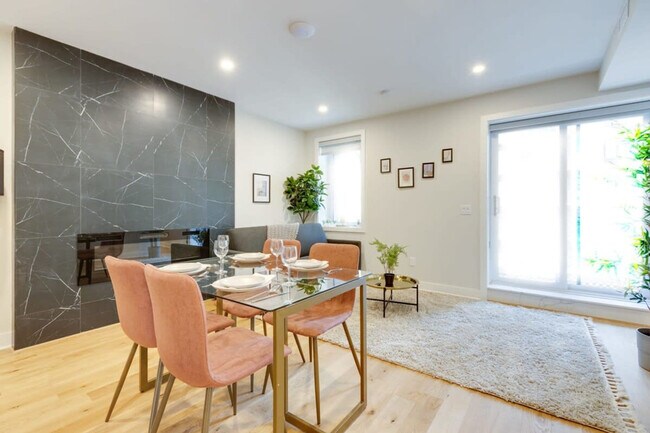 Building Photo - 1520 Av des Pins O