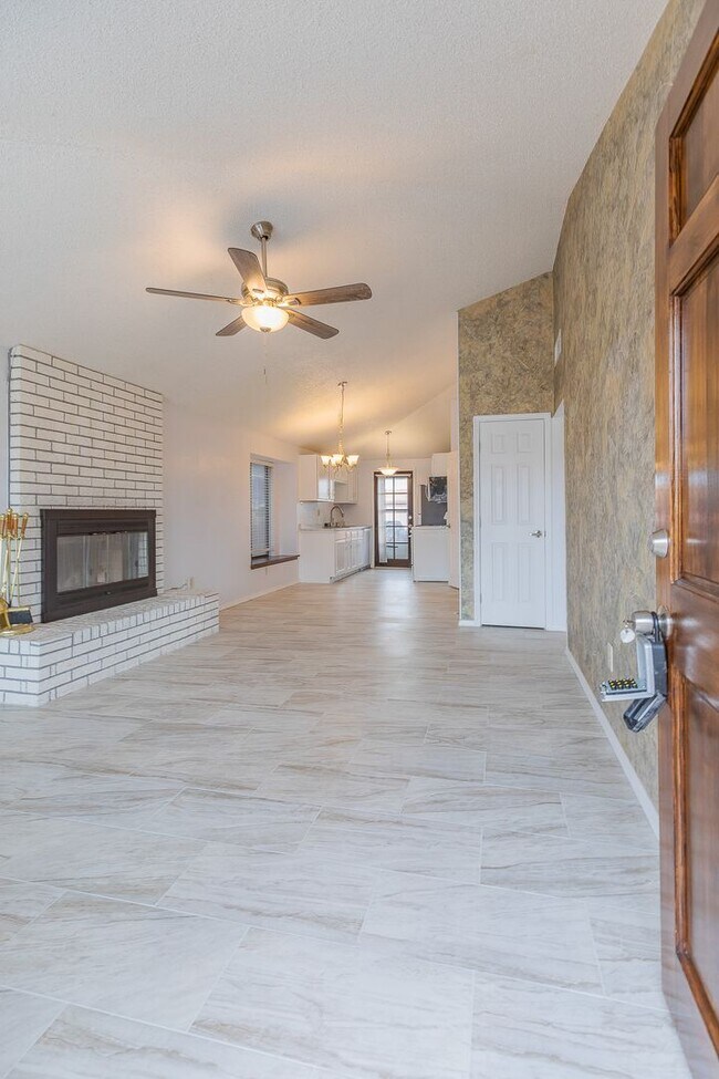 Foto del edificio - Comfortable 2 Bed 2 Bath - Pet Friendly & New Amenities!