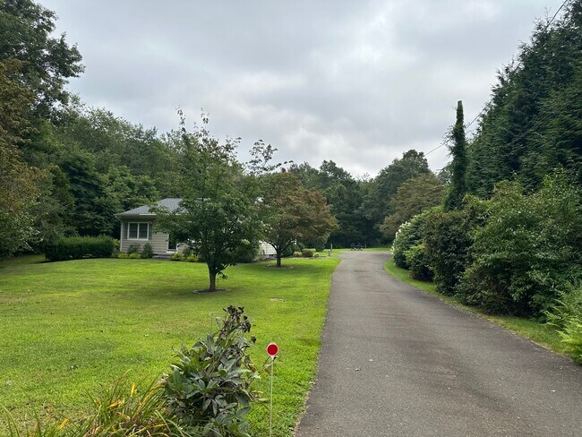 Foto del edificio - 1509 Little Meadow Rd