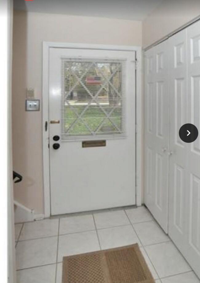 Building Photo - Brick End Unit w/ Private Parking availabl...