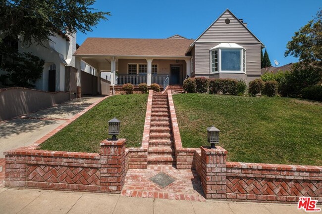 Building Photo - 10707 Wellworth Ave
