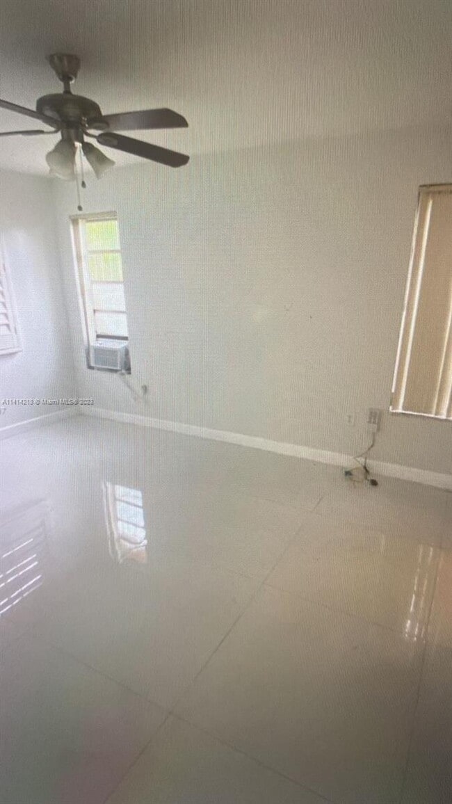 Foto del edificio - 3637 SW 14th St