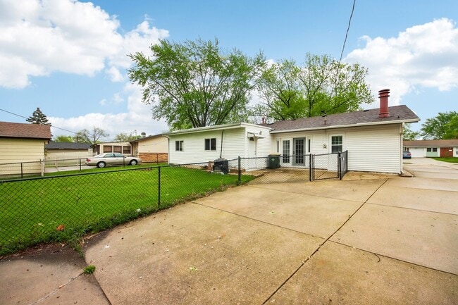 Building Photo - 670 Lakeview Ln