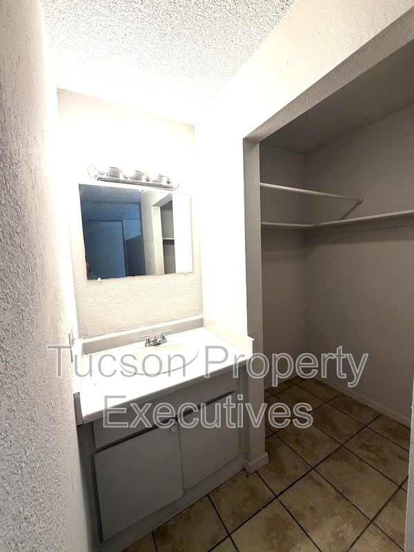 Building Photo - 3810 E Monte Vista Dr