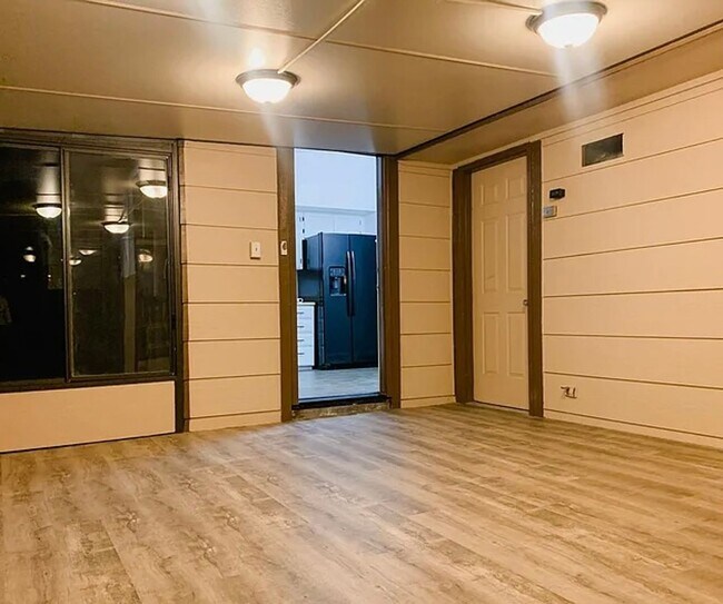 Foto del edificio - 4BR Tri-Level with Sunroom & Oversized Fenced Yard & 2-Car Garage!