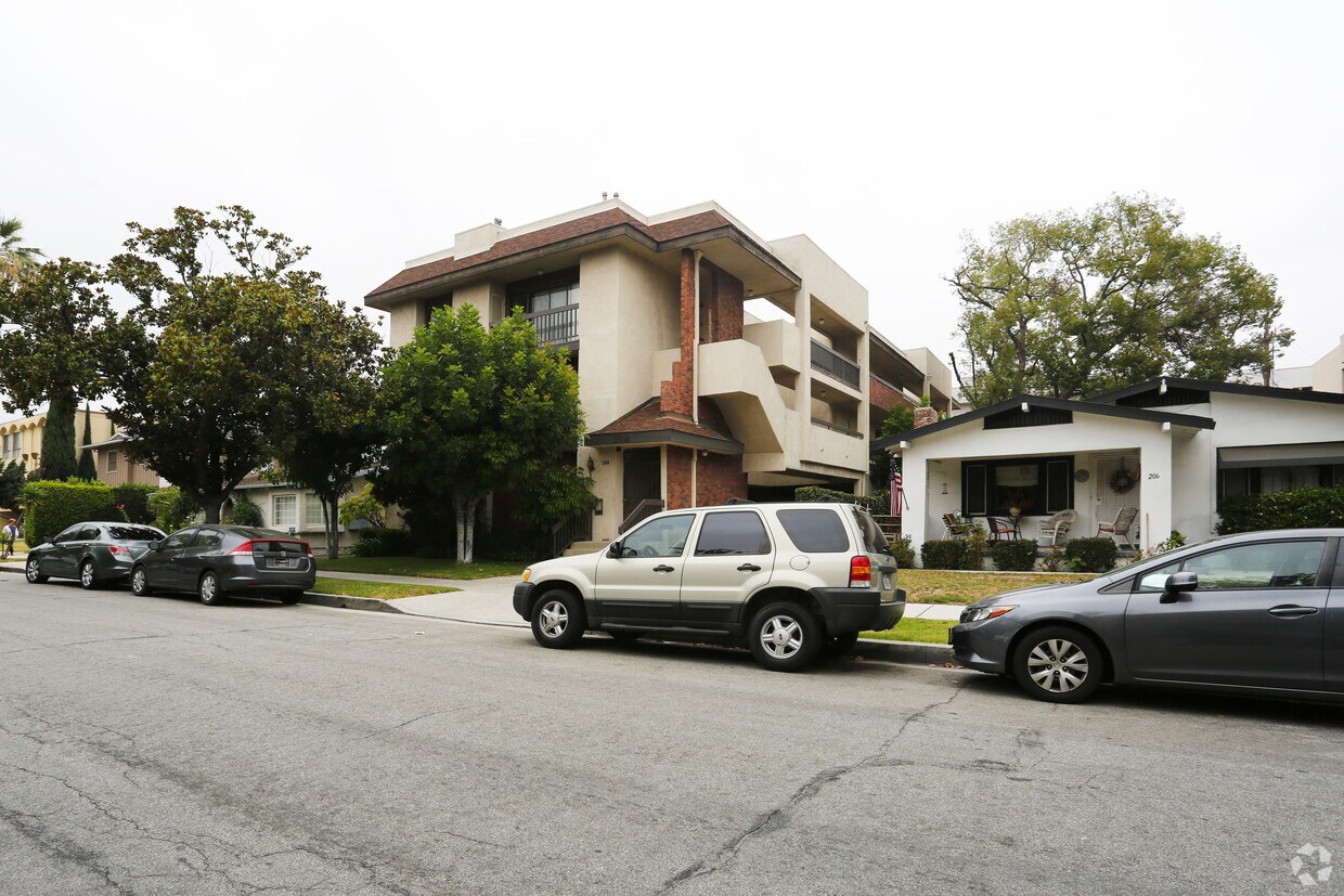 Primary Photo - 208 N Cedar St
