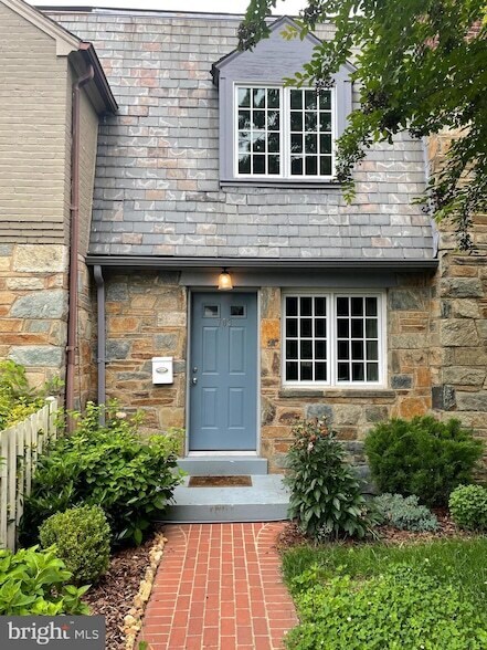Building Photo - 703 Chetworth Pl