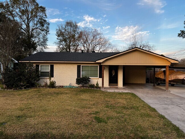 Building Photo - 2 Bedroom, 1 bathroom, Brick home , Stainless appliances, with Large Yard and Covered Parking.