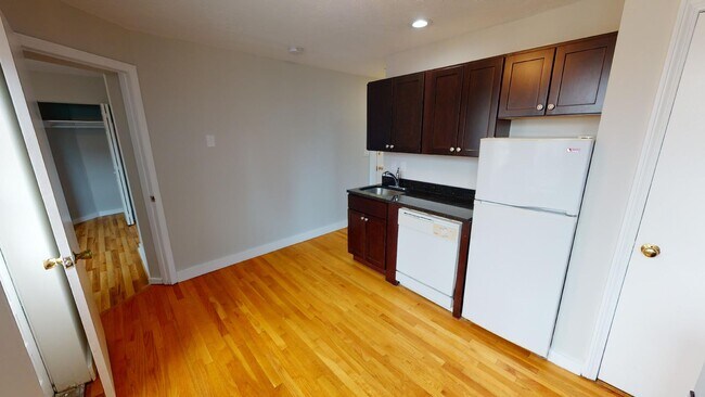 Building Photo - 211 Hanover St