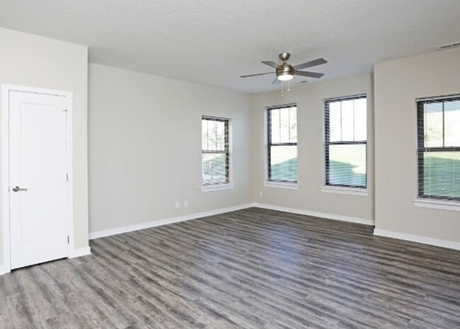 Foto del edificio - Cove at Prairie Trail Townhomes - Lake View Interior Unit