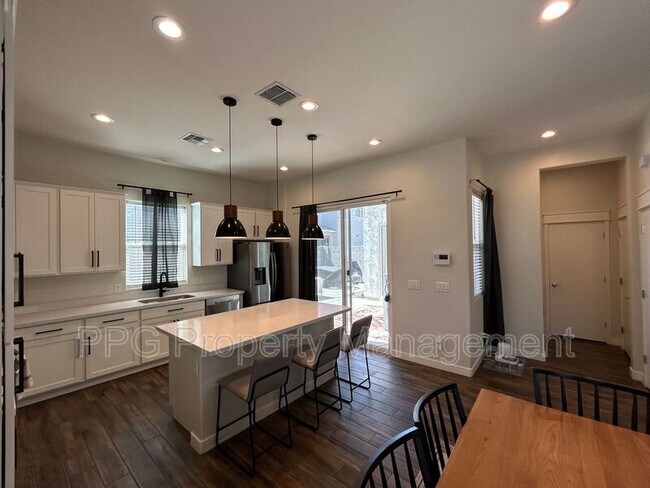 Foto del edificio - 15764 W Polk St