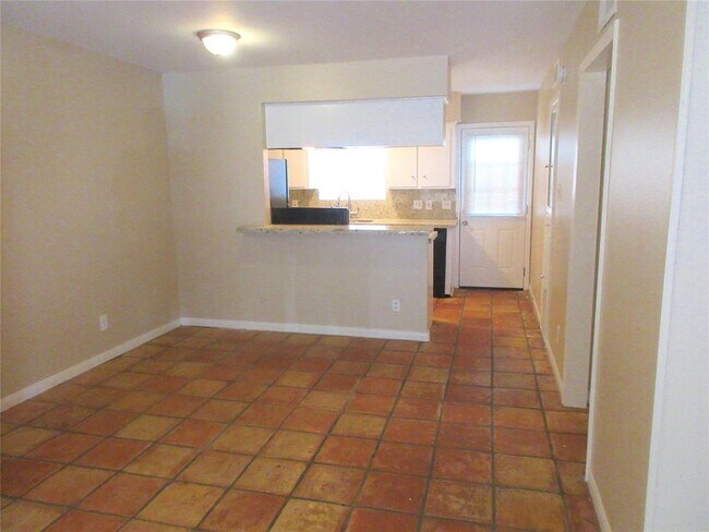 Building Photo - 10122 Shadow Wood Dr