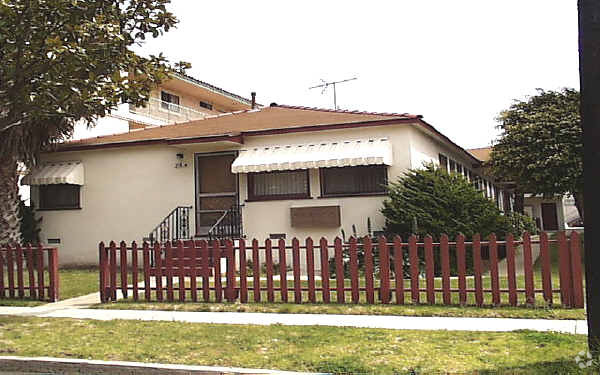 Building Photo - 218 Concord St