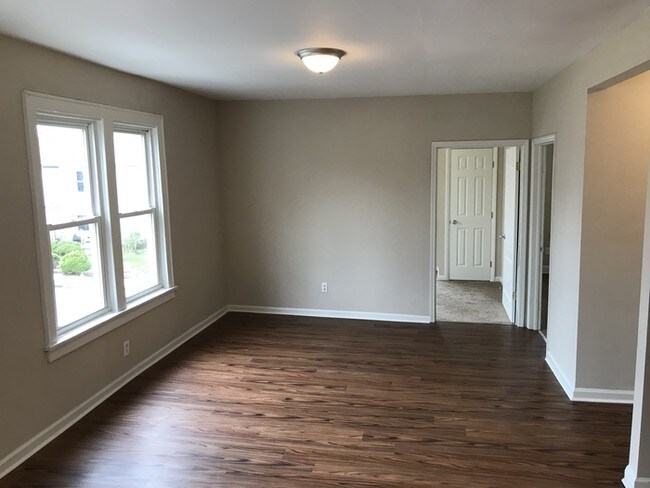 Building Photo - Beautiful 2 bedroom 1 bathroom apartment