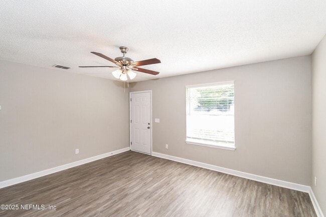 Building Photo - 1533 Raven Dr S