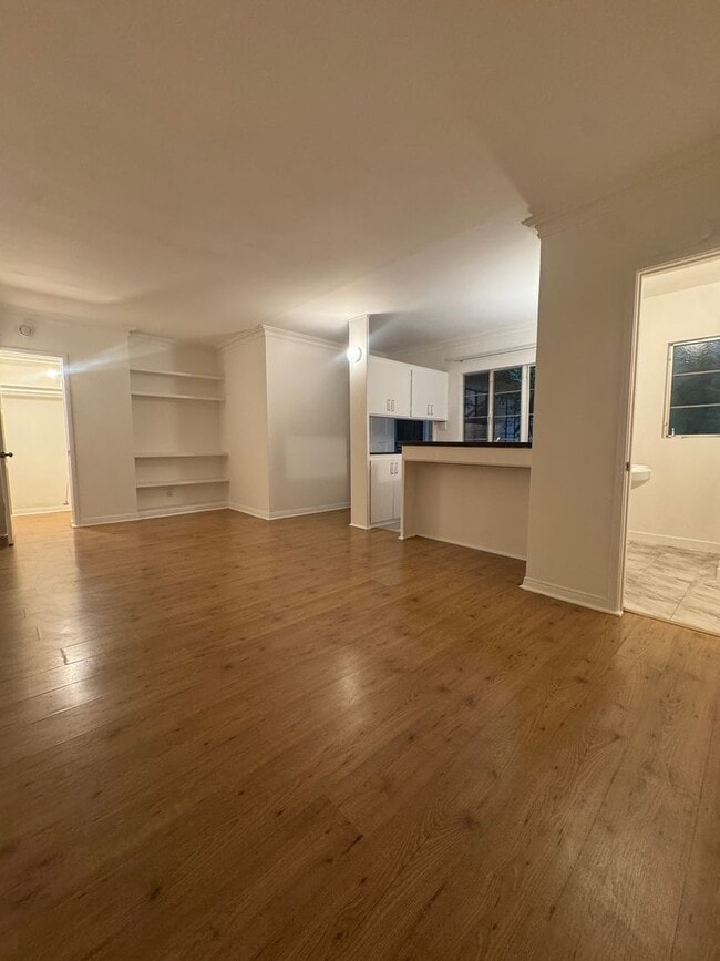 Interior Photo - 1260-1264 N Hayworth Ave