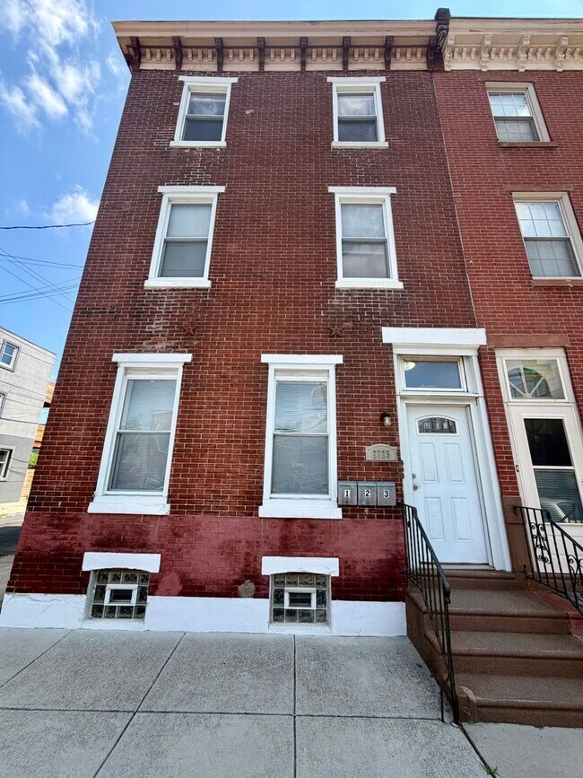 Building Photo - Stunning 1-Bed/1-Bath Apartment with Private Roof Deck! Available NOW!
