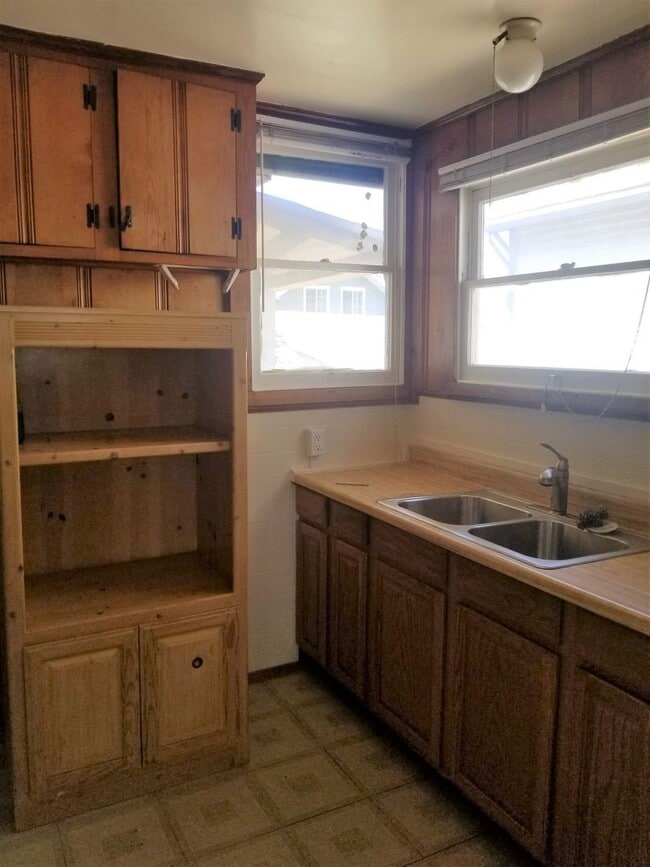 Building Photo - Neat Vintage Home w/ Small Office near Dow...