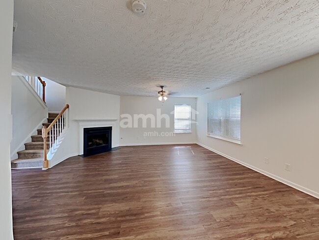 Building Photo - 330 Meadows Ln