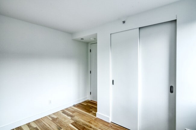 Building Photo - 3460 Rue Peel