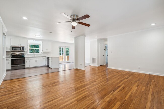 Foto del edificio - Welcome to this charming 3-bedroom, 2-bath...