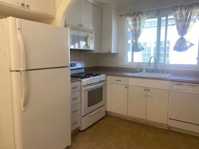 Building Photo - Well Maintained Comfortable, Charming Vict...