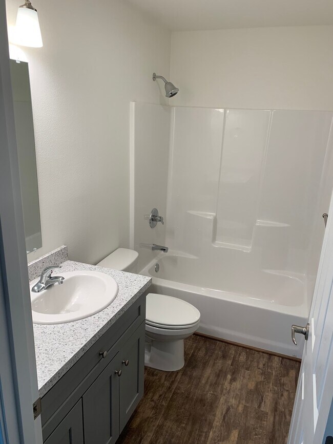 Building Photo - Century 21 Gold Rush - 2 bed/1 bath - 2184...