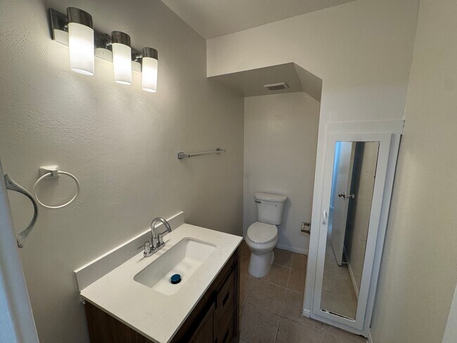 Building Photo - 2 Bedroom Townhouse in El Cajon