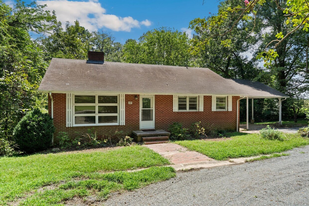 Foto principal - Chapel Hill 3 Bed 2 Bath Ranch - Available...