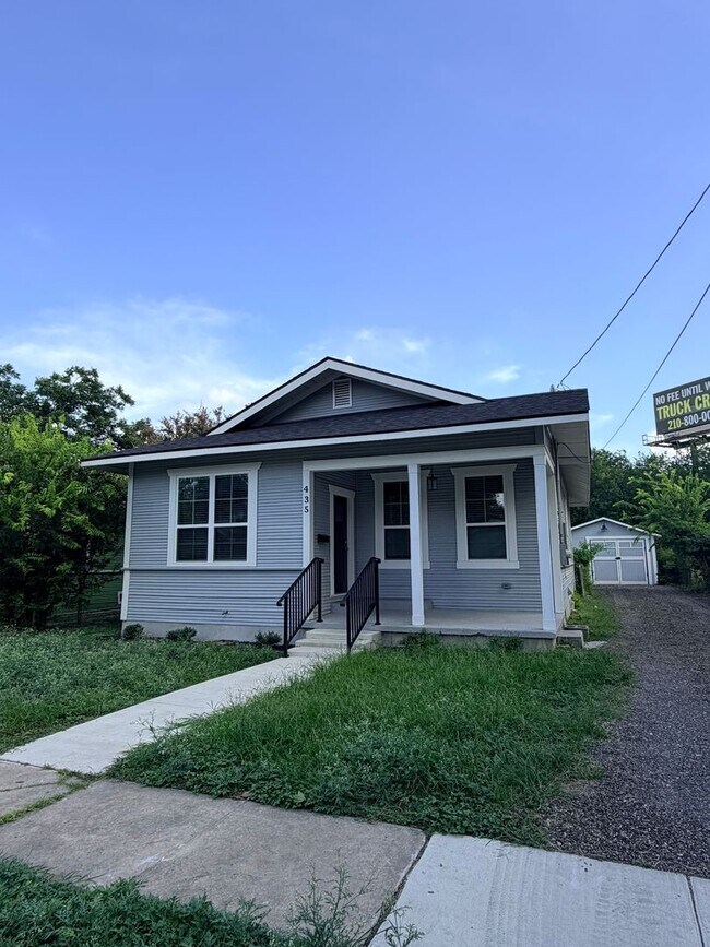 Building Photo - Beautiful 2/1 Home Available for Immediate Move In!