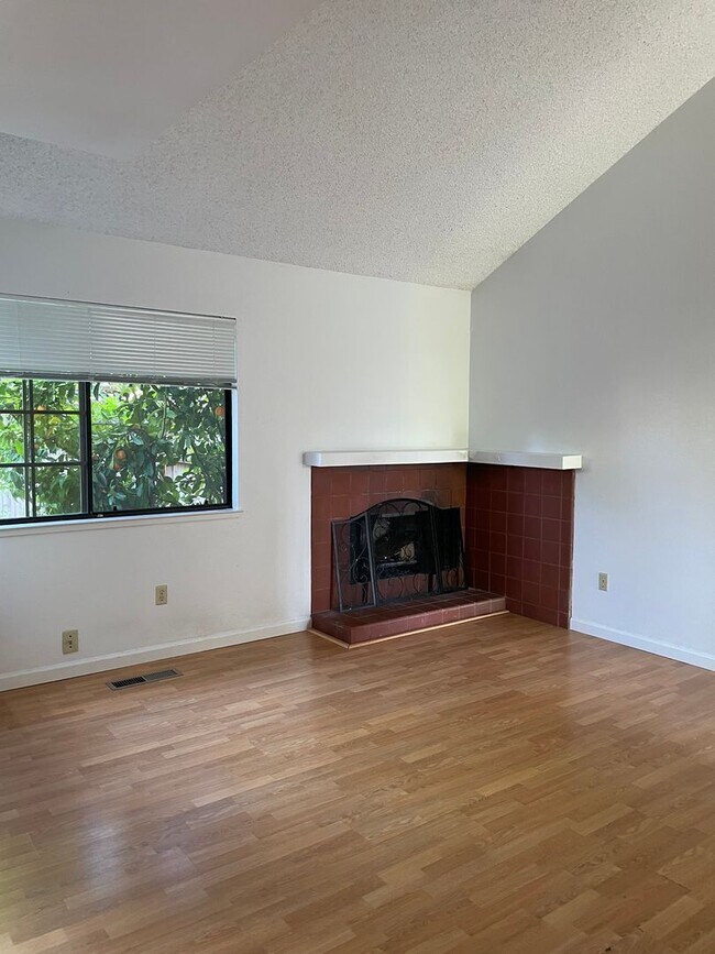 Building Photo - Bennett Valley Condo with Garage!