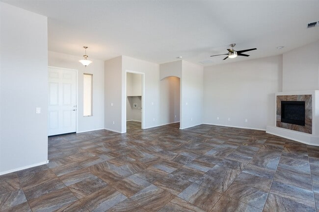 Building Photo - 4077 N Aberdeen Ave