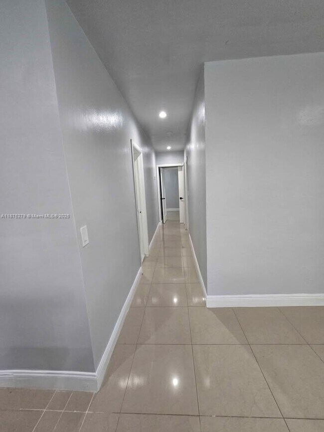 Foto del edificio - 1271 NE 211th Terrace
