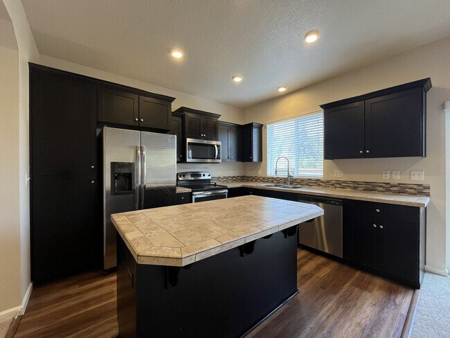 Foto del edificio - Stylish 3-Bedroom Bethany Residence with Open-Concept Living, Fenced Yard, and Attached Garage