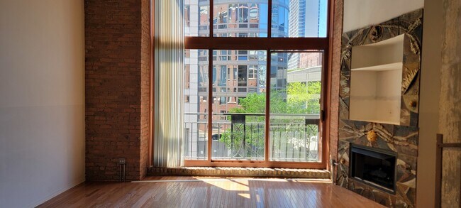 Foto del edificio - 360 W Illinois St