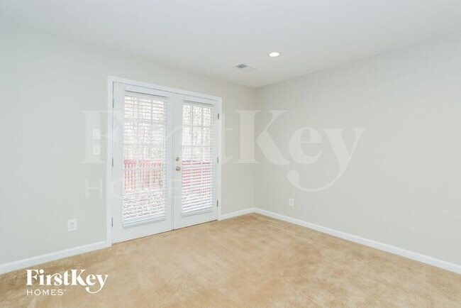 Foto del edificio - 205 Crown Oaks Ct