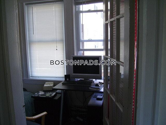 Building Photo - 158 Russell St