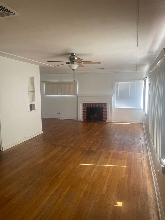 Foto del edificio - Pacific Beach House in Prime Location! Off-Street Parking, Garage, Fenced Backyard & Covered Patio!