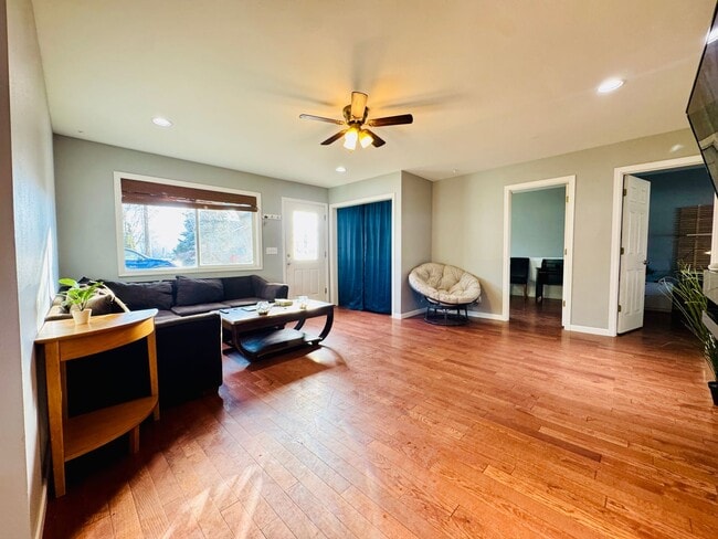 Foto del edificio - Experience contemporary comfort and exceptional convenience in this elegantly updated 3-bedroom, ...