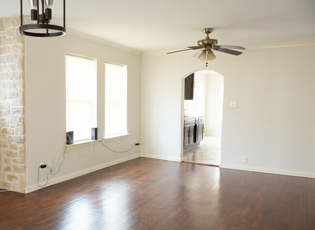 Building Photo - 1142 S Waverly Dr