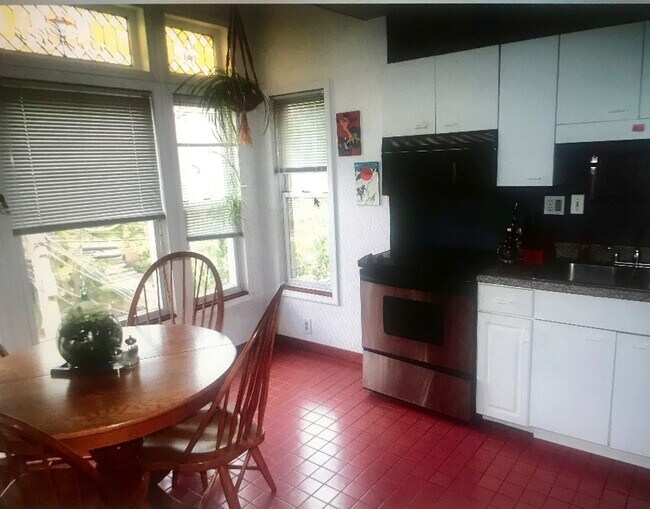 Large eat-in gourmet kitchen - 5914 Alder St