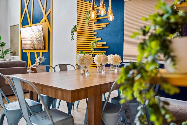 Foto del edificio - 8964 Bismarck Palm Rd