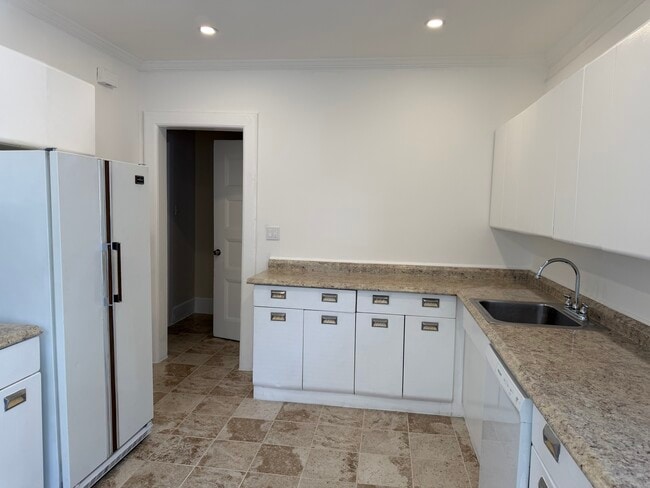 cocina - 35 Gates Ave