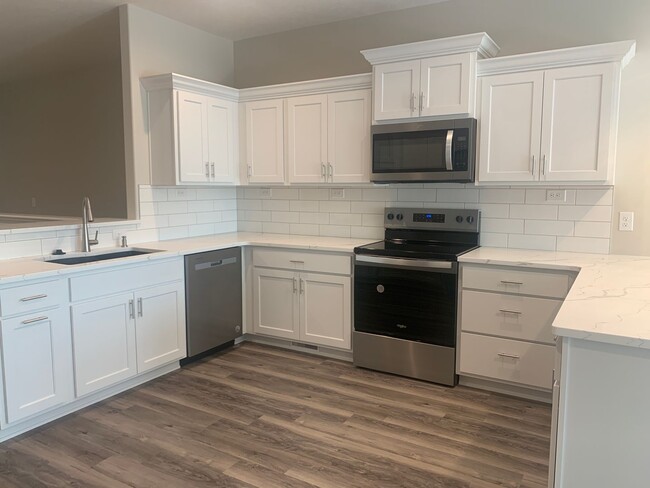 Foto del edificio - Walkout ranch townhome with 2 stall garage...