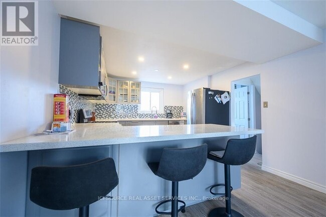 Photo du bâtiment - 103 Macaulay St E