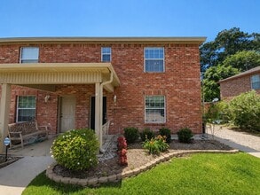 Building Photo - 24015 Strong Pine Dr