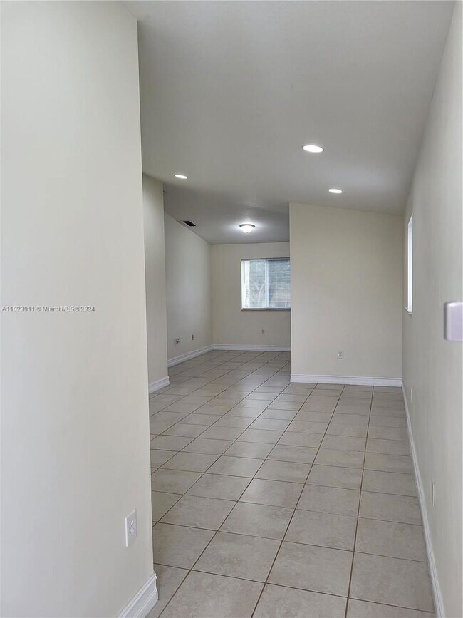 Foto del edificio - 2721 SE 12th Pl