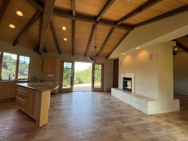Building Photo - Beautiful, Custom 4BD / 3BA home in the vi...