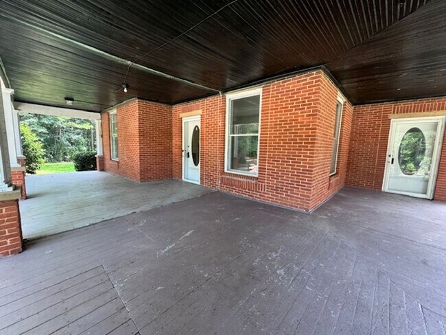 Foto del edificio - 56 Frost School Rd